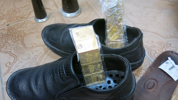 ماجرای پیدا شدن ۱ کیلو شمش طلا در کفش مسافر تایباد چه بود؟
